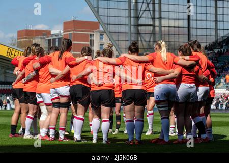 Leicester, Großbritannien. 24. April 2022. England huddle während des TikTok Womens Six Nations-Spiels zwischen England und Irland im Mattioli Woods Welford Road Stadium in Leicester, England. Marcelo Poletto/SPP Credit: SPP Sport Press Photo. /Alamy Live News Stockfoto