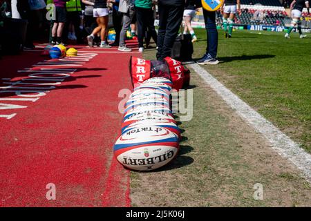 Leicester, Großbritannien. 24. April 2022. Matchballs während des TikTok Womens Six Nations-Spiels zwischen England und Irland im Mattioli Woods Welford Road Stadium in Leicester, England. Marcelo Poletto/SPP Credit: SPP Sport Press Photo. /Alamy Live News Stockfoto