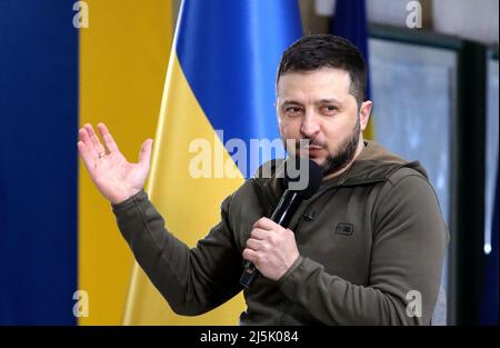 Nicht exklusiv: KIEW, UKRAINE - 23. APRIL 2022 - der ukrainische Präsident Wolodymyr Zelenskyy hält eine Pressekonferenz für die internationale und ukrainische medi ab Stockfoto