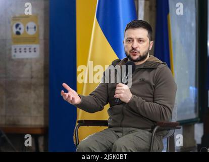 Nicht exklusiv: KIEW, UKRAINE - 23. APRIL 2022 - der ukrainische Präsident Wolodymyr Zelenskyy hält eine Pressekonferenz für die internationale und ukrainische medi ab Stockfoto