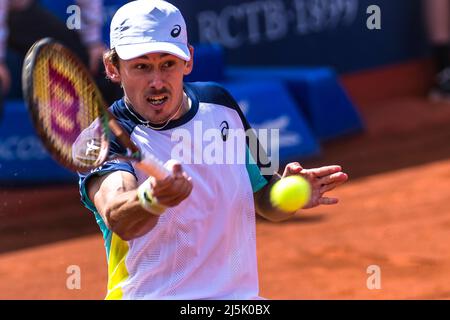 Barcelona, Spanien. 24. April 2022. Barcelona, . 24. April 2022: ALEX DE MINAUR (AUS) gibt den Ball an Carlos Alcaraz (ESP) am 5. Tag der 'Barcelona Open Banc Sabadell' 2022 zurück. Quelle: Matthias Oesterle/Alamy Live News Stockfoto