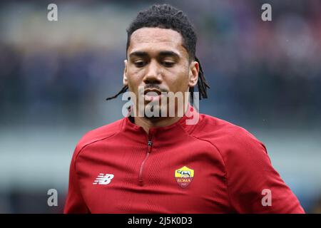 Mailand, Italien. 23. April 2022. Chris Smalling von AS Roma beim Warm-up vor der Serie A Spiel zwischen dem FC Internazionale und AS Roma im Stadio Giuseppe Meazza am 23. April 2022 in Mailand, Italien. Quelle: Marco Canoniero/Alamy Live News Stockfoto