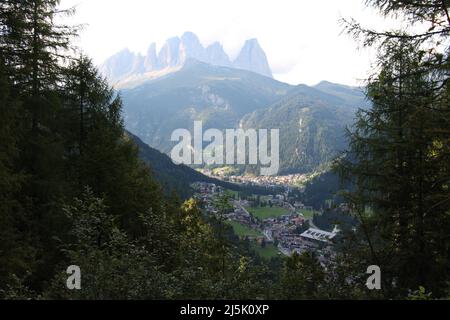 Luftaufnahme von Alba di Canazei mit Langkofel im Hintergrund, Trentino, Italien. Stockfoto