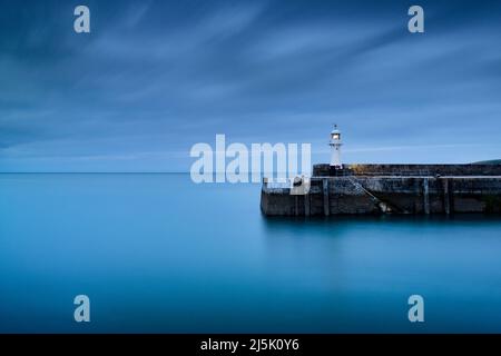 Victoria Pier Kopf Leuchtturm, mevagissey, cornwall in der Dämmerung Stockfoto