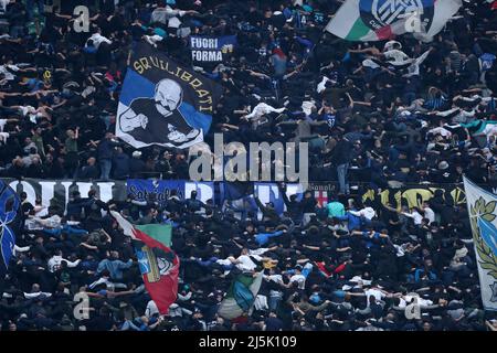 Die Fans des FC Internazionale sind während des Serie-A-Spiels zwischen dem FC Internazionale und AS Roma im Stadio Giuseppe Meazza am 23. April 2022 in Mailand, Italien, zu sehen. Stockfoto