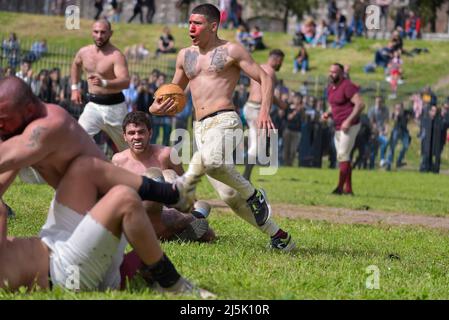 Rom, Latium, Italien. 23. April 2022. Historisches Fußballspiel von Harpastum während der Feier des Geburtstages von Rom im Circo Massimo in Rom. (Bild: © Roberto Bettacchi/Pacific Press via ZUMA Press Wire) Stockfoto