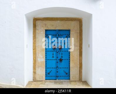 Typisches blaues Tor in Sidi Bou Said, Tunesien Stockfoto