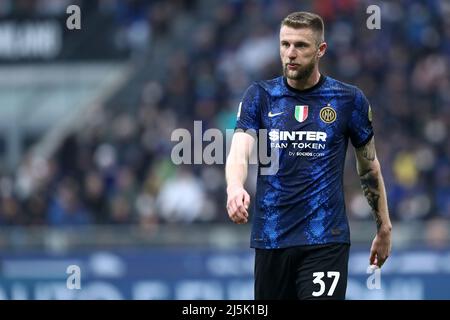 Milan Skriniar vom FC Internazionale sieht während des Serie-A-Spiels zwischen dem FC Internazionale und AS Roma im Stadio Giuseppe Meazza am 23. April 2022 in Mailand, Italien, aus. Stockfoto