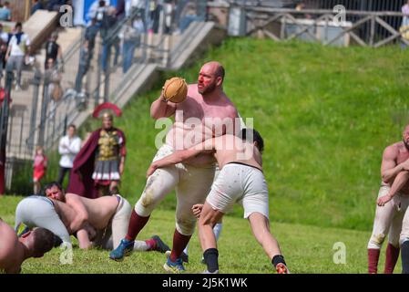 Rom, Latium, Italien. 23. April 2022. Historisches Fußballspiel von Harpastum während der Feier des Geburtstages von Rom im Circo Massimo in Rom. (Bild: © Roberto Bettacchi/Pacific Press via ZUMA Press Wire) Stockfoto