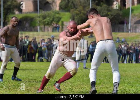 Rom, Latium, Italien. 23. April 2022. Historisches Fußballspiel von Harpastum während der Feier des Geburtstages von Rom im Circo Massimo in Rom. (Bild: © Roberto Bettacchi/Pacific Press via ZUMA Press Wire) Stockfoto