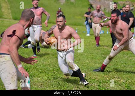 Rom, Latium, Italien. 23. April 2022. Historisches Fußballspiel von Harpastum während der Feier des Geburtstages von Rom im Circo Massimo in Rom. (Bild: © Roberto Bettacchi/Pacific Press via ZUMA Press Wire) Stockfoto