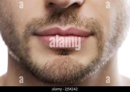 Nahaufnahme von perfekten männlichen, prallen Lippen nach der Injektion mit Füllstoff Stockfoto