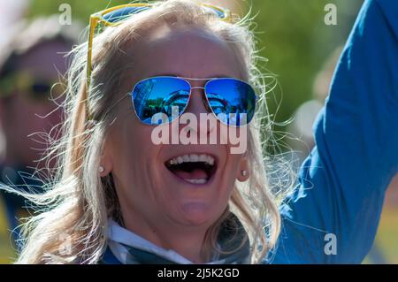 Glasgow, Schottland, Großbritannien. 24.. April 2022. Ein Spaziergänger in Glasgow Green zu Beginn des Kiltwalk Glasgow 2022, einer Wohltätigkeitsveranstaltung, die von der Hunter Foundation unterstützt wird und bei der Wanderer zwischen drei Distanzen wählen können: Einem Mighty Stride (23 Meilen), einem Big Stroll (14 Meilen) oder dem Wee Wander (6 Meilen). Kredit: Skully/Alamy Live Nachrichten Stockfoto