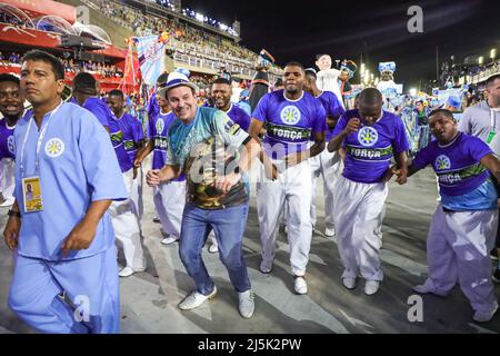 24. April 2022, RIO DE JANEIRO, RIO DE JANEIRO, BRASILIEN: Eduardo Paes, Bürgermeister von Rio de Janeiro, die Samba-Schule von Vila Isabel, treten während der Karnevalsparade von Rio im Sambadrome Marques de Sapucai in Rio de Janeiro, Brasilien, am 24. April 2022 auf (Foto: © William Volcov/ZUMA Press Wire) Stockfoto