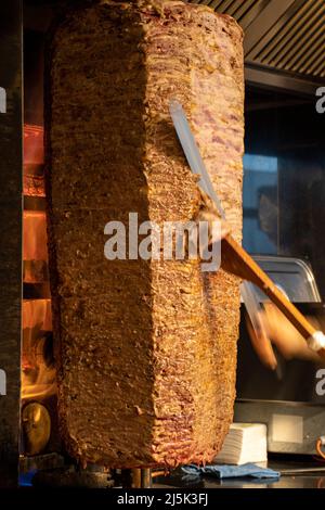 Döner Kebab. Türkischer Döner Kebab in Holzfeuer gekocht. Nahaufnahme Stockfoto