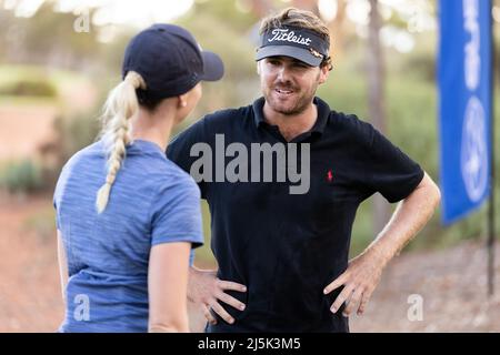 Karlkurla, Australien, 24. April 2022. Jay Mackenzie wird von PGA TV interviewt, nachdem er am 24. April 2022 auf dem Kalgoorlie Golf Course in Kalgoorlie, Australien, die CKB WA PGA Championship 2021 gewonnen hat, die Teil der ISPS HANDA PGA Tour of Australasia war. Quelle: Graham Conaty/Speed Media/Alamy Live News Stockfoto