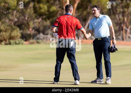 Karlkurla, Australien, 24. April 2022. Ryan Chisnell gratuliert Michael Wright zum Ende der CKB WA PGA Championship 2021, die Teil der ISPS HANDA PGA Tour of Australasia am 24. April 2022 auf dem Kalgoorlie Golf Course in Kalgoorlie, Australien, war. Quelle: Graham Conaty/Speed Media/Alamy Live News Stockfoto