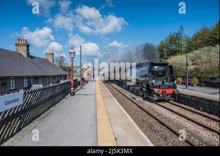 Das Bild zeigt die Southern Railways Battle of Britain Class 4-6-2 Dampflokomotive 34067 Tangmere am Bahnhof Garsdale in den Cumbrian Dales Stockfoto