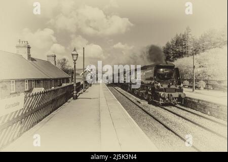 Das Bild zeigt die Southern Railways Battle of Britain Class 4-6-2 Dampflokomotive 34067 Tangmere am Bahnhof Garsdale in den Cumbrian Dales Stockfoto