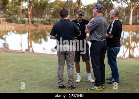 Karlkurla, Australien, 24. April 2022. Jay Mackenzie wird von den Medien interviewt, nachdem er am 24. April 2022 auf dem Kalgoorlie Golf Course in Kalgoorlie, Australien, die CKB WA PGA Championship 2021 gewonnen hat, die Teil der ISPS HANDA PGA Tour of Australasia war. Quelle: Graham Conaty/Speed Media/Alamy Live News Stockfoto