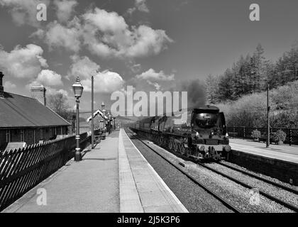 Das Bild zeigt die Southern Railways Battle of Britain Class 4-6-2 Dampflokomotive 34067 Tangmere am Bahnhof Garsdale in den Cumbrian Dales Stockfoto