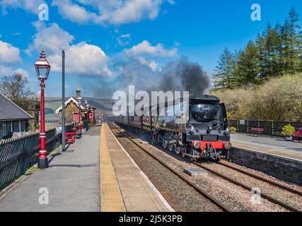 Das Bild zeigt die Southern Railways Battle of Britain Class 4-6-2 Dampflokomotive 34067 Tangmere am Bahnhof Garsdale in den Cumbrian Dales Stockfoto