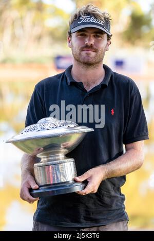 Karlkurla, Australien, 24. April 2022. Jay Mackenzie posiert mit der Trophäe nach dem Gewinn der CKB WA PGA Championship 2021, Teil der ISPS HANDA PGA Tour of Australasia am 24. April 2022 auf dem Kalgoorlie Golf Course in Kalgoorlie, Australien. Quelle: Graham Conaty/Speed Media/Alamy Live News Stockfoto