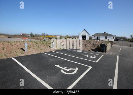 St Cyrus National Nature Reserve The Old Lifeboat Station, Montrose DD10 0AQ. Ein neuer Parkplatz am Naturschutzgebiet mit elektrischen Ladestationen wird gebaut. Sowohl behinderte als auch körperbehinderte Symbole und Zeichen auf dem neu gelegten Asphalt Stockfoto