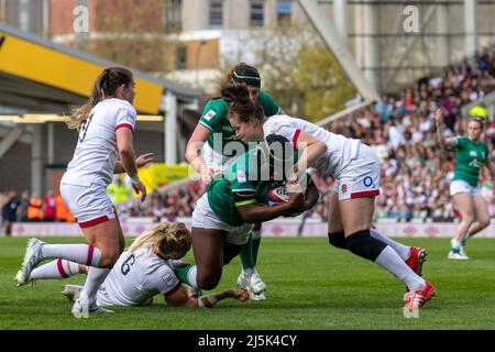 Leicester, Großbritannien. 24. April 2022. Irland attackiert beim TikTok Womens Six Nations-Spiel zwischen England und Irland im Mattioli Woods Welford Road Stadium in Leicester, England. Marcelo Poletto/SPP Credit: SPP Sport Press Photo. /Alamy Live News Stockfoto