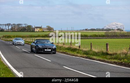 North Berwick, East Lothian, Schottland, Vereinigtes Königreich, 24.. April 2022. Classic Car Tour: Die jährliche Spendenaktion des North Berwick Rotary Club findet auf einer 135 Meilen langen Strecke durch East Lothian und die Scottish Borders statt. Im Bild: Ein Jaguar aus dem Jahr 2017 an der Küstenstraße in der Nähe des Bass Rock Stockfoto