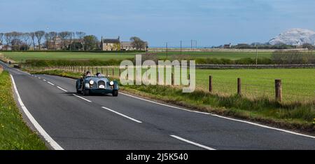 North Berwick, East Lothian, Schottland, Vereinigtes Königreich, 24.. April 2022. Classic Car Tour: Die jährliche Spendenaktion des North Berwick Rotary Club findet auf einer 135 Meilen langen Strecke durch East Lothian und die Scottish Borders statt. Im Bild: Ein 2014 Morgan an der Küstenstraße in der Nähe des Bass Rock Stockfoto