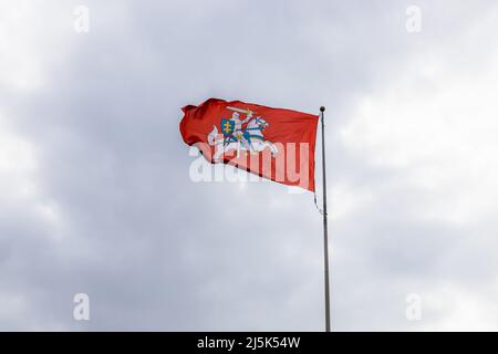 Das Wappen Litauens. Ritter auf einem Pferd auf einem roten Hintergrund im bewölkten Himmel Stockfoto