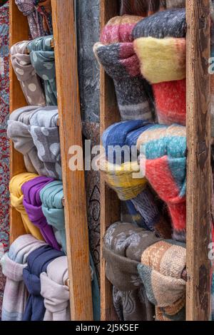 Naturwolle gestrickt zu bunten Schals im Regal Stockfoto