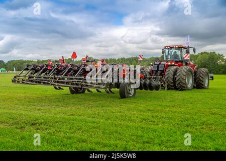 Russland, Region Leningrad - Juni, 2019: Arbeitskörper von Geräten für den Landanbau. Landmaschinen. Stockfoto