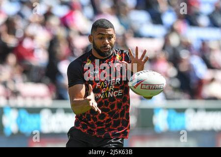 Wigan, Großbritannien. 24. April 2022. Kallum Watkins #3 von Salford Red Devils während des Aufwärms in Wigan, Großbritannien am 4/24/2022. (Foto von Simon Whitehead/News Images/Sipa USA) Quelle: SIPA USA/Alamy Live News Stockfoto