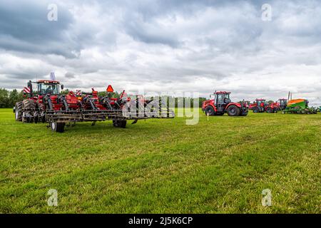 Russland, Region Leningrad - Juni, 2019: Arbeitskörper von Geräten für den Landanbau. Landmaschinen. Stockfoto