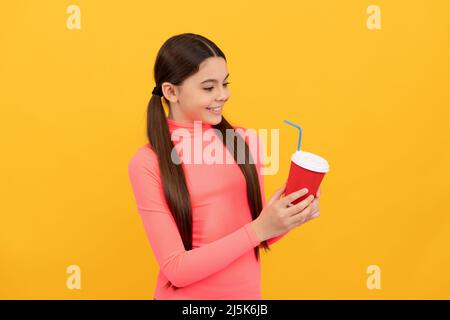 Guten Morgen. Teenager-Mädchen trinken Tee. Porträt des Genusses. Glückliches Kind halten Kunststoff-Tasse Stockfoto
