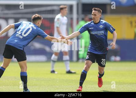 Paderborn, Deutschland. 24. April 2022. Fußball: 2. Bundesliga, SC Paderborn 07 - Hannover 96, Matchday 31 in der Benteler Arena. Paderborner Torschütze Philipp Klement (r) feiert mit Julian Justvan (l) sein Tor für 1:0. Kredit: Friso Gentsch/dpa - WICHTIGER HINWEIS: Gemäß den Anforderungen der DFL Deutsche Fußball Liga und des DFB Deutscher Fußball-Bund ist es untersagt, im Stadion und/oder vom Spiel aufgenommene Fotos in Form von Sequenzbildern und/oder videoähnlichen Fotoserien zu verwenden oder zu verwenden./dpa/Alamy Live News Stockfoto