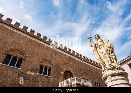 Treviso. Statue der Unabhängigkeit namens Teresona, 1875, von Luigi Borro und mittelalterlichen Palast namens Palazzo dei Trecento oder Palazzo della Ragione, Italien. Stockfoto