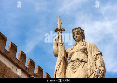 Treviso. Statue der Unabhängigkeit namens Teresona, 1875, von Luigi Borro und mittelalterlichen Palast namens Palazzo dei Trecento oder Palazzo della Ragione, Italien. Stockfoto