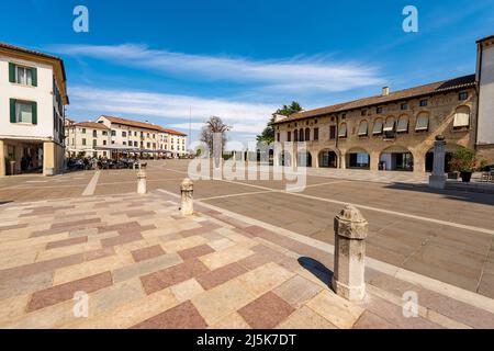 Der Hauptplatz der Stadt in Oderzo heißt Piazza Grande (großer Platz). Kleine Stadt römischen und mittelalterlichen Ursprungs in der Provinz Treviso, Venetien, Italien. Stockfoto