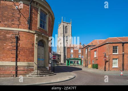 Fakenham Norfolk, Blick entlang der Oak Street mit der geschwungenen Fassade des Stadtkinos (links) und der Pfarrkirche, die geradeaus zu sehen ist, Fakenham, Großbritannien Stockfoto
