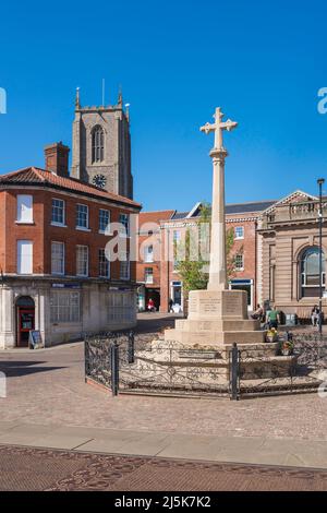 Fakenham Norfolk, Blick im Sommer auf das Kriegsdenkmal am Market Place im Zentrum der norfolkigen Stadt Fakenham, Großbritannien Stockfoto