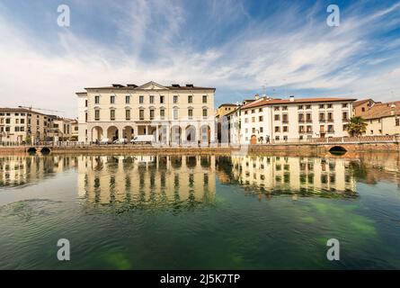 Stadtbild von Treviso Innenstadt mit dem Fluss Sile mit der Straße Riviera Garibaldi und der Brücke Ponte Dante genannt. Venetien, Italien, Europa. Stockfoto