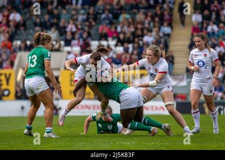 Leicester, Großbritannien. 24. April 2022. Helena Rowland (15 England) wurde während des TikTok Womens Six Nations-Spiels zwischen England und Irland im Mattioli Woods Welford Road Stadium in Leicester, England, angegangen. Marcelo Poletto/SPP Credit: SPP Sport Press Photo. /Alamy Live News Stockfoto