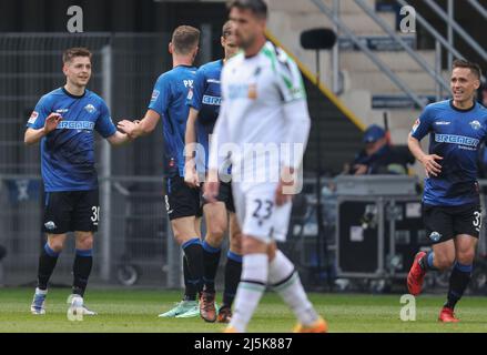 Paderborn, Deutschland. 24. April 2022. Fußball: 2. Bundesliga, SC Paderborn 07 - Hannover 96, Matchday 31 in der Benteler Arena. Paderborner Torschütze Florent Muslija (l) feiert mit Dennis Srbeny (2. v.l.) und Philipp Klement (r) sein Ziel von 2:0. Kredit: Friso Gentsch/dpa - WICHTIGER HINWEIS: Gemäß den Anforderungen der DFL Deutsche Fußball Liga und des DFB Deutscher Fußball-Bund ist es untersagt, im Stadion und/oder vom Spiel aufgenommene Fotos in Form von Sequenzbildern und/oder videoähnlichen Fotoserien zu verwenden oder zu verwenden./dpa/Alamy Live News Stockfoto