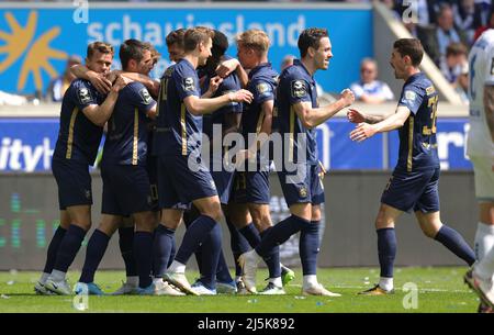 firo: 24.. April 2022, Fuvuball, 3. Bundesliga, Saison 2021/2022, MSV Duisburg - TSV Mvºnchen 1860 Jubilation TSV Mvºnchen um Stefan LEX bis 0:3 Stockfoto