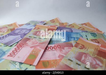 Indonesische Rupiah Geld 100.000, 50.000 und 10.000 IDR-Banknoten. Draufsicht Stockfoto