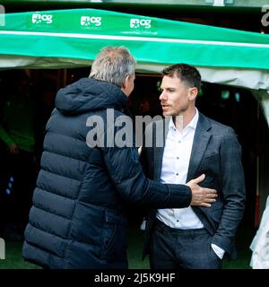 GRONINGEN - (lr) Trainer Frank Wormuth von Heracles Almelo und FC Groningen Technischer Direktor Mark-Jan Fledderus während des niederländischen Eredivisie-Spiels zwischen dem FC Groningen und Heracles Almelo am 24. April 2022 im Euroborg-Stadion in Groningen, Niederlande. ANP COR LASKER Stockfoto