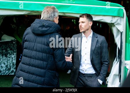 GRONINGEN - (lr) Trainer Frank Wormuth von Heracles Almelo und FC Groningen Technischer Direktor Mark-Jan Fledderus während des niederländischen Eredivisie-Spiels zwischen dem FC Groningen und Heracles Almelo am 24. April 2022 im Euroborg-Stadion in Groningen, Niederlande. ANP COR LASKER Stockfoto